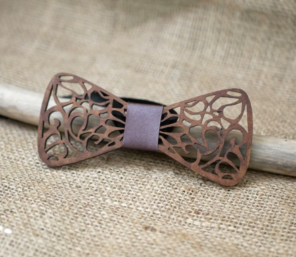 Papillon francese in legno con arabeschi scavati