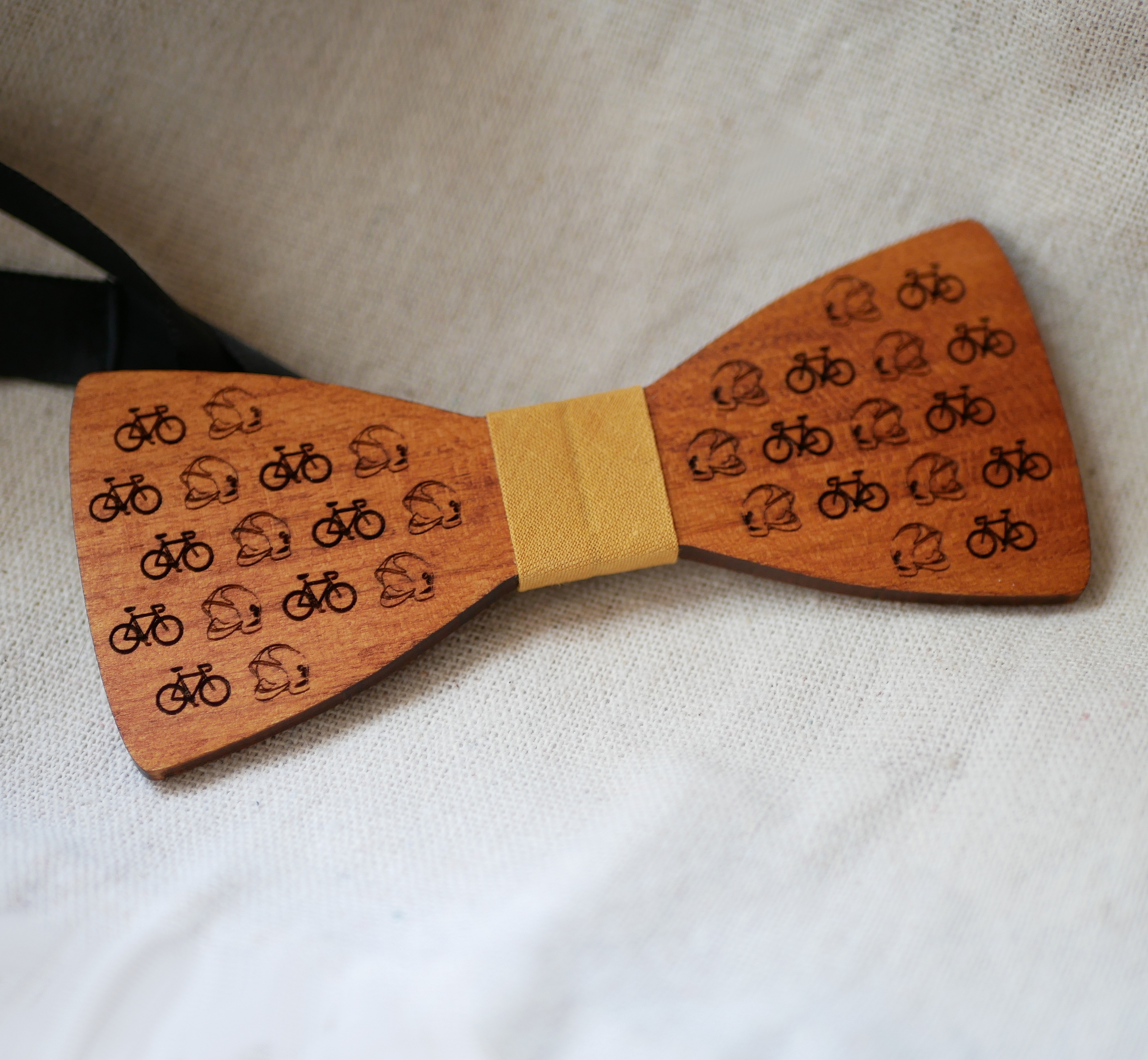 Noeud papillon en bois gravé avec motifs de vélos.