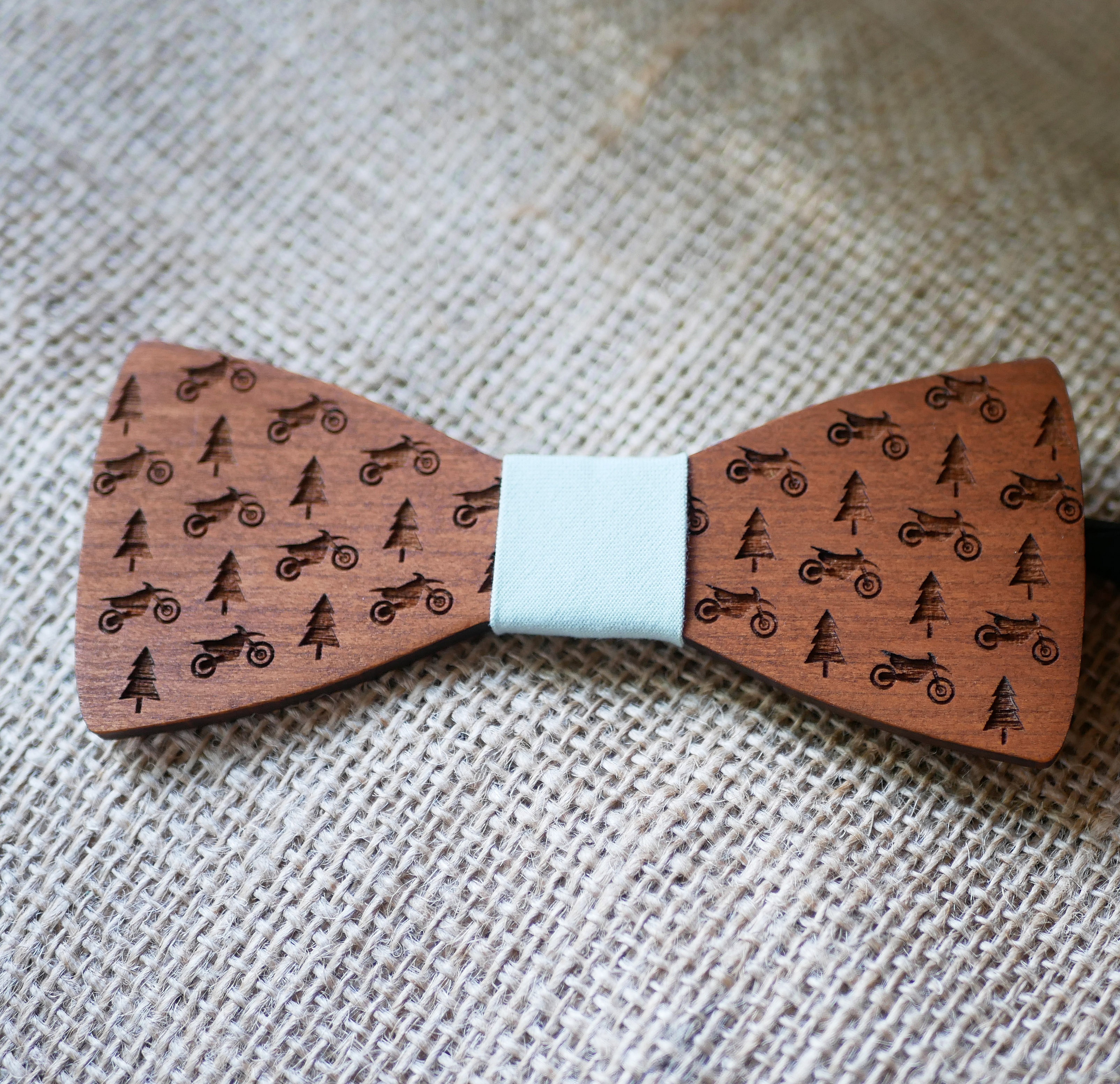 Noeud papillon en bois gravé avec motos et sapins.