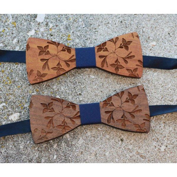 Papillon in legno inciso con grandi fiori da personalizzare