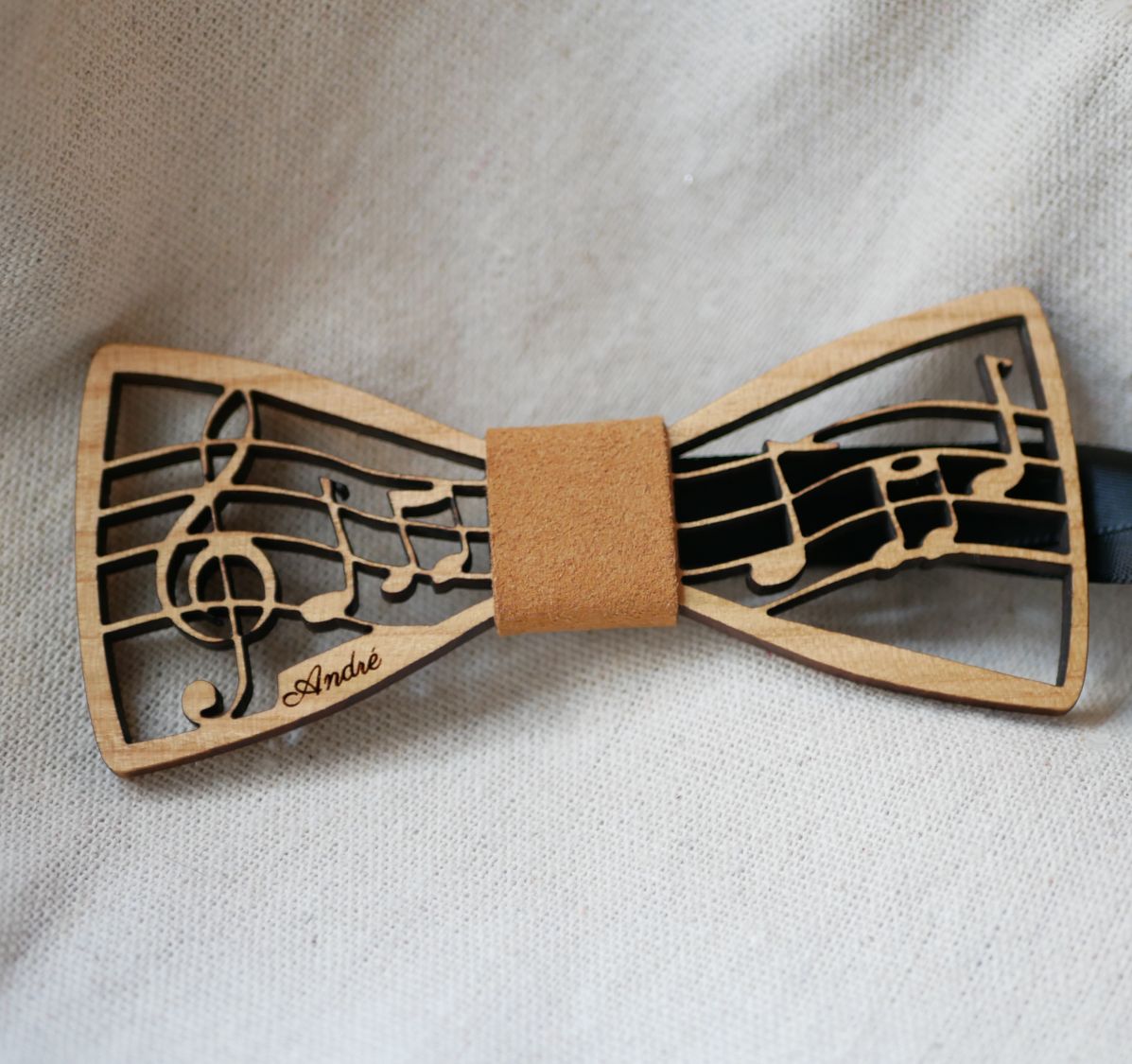 Papillon in legno con tema musicale, spartito e chiave di violino, personalizzabile