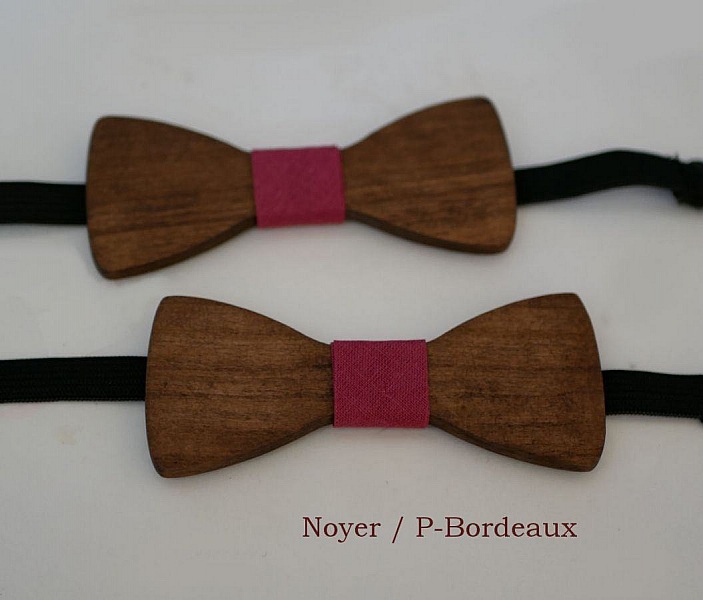 Deux nœuds papillon enfant en bois noyer personnalisables.