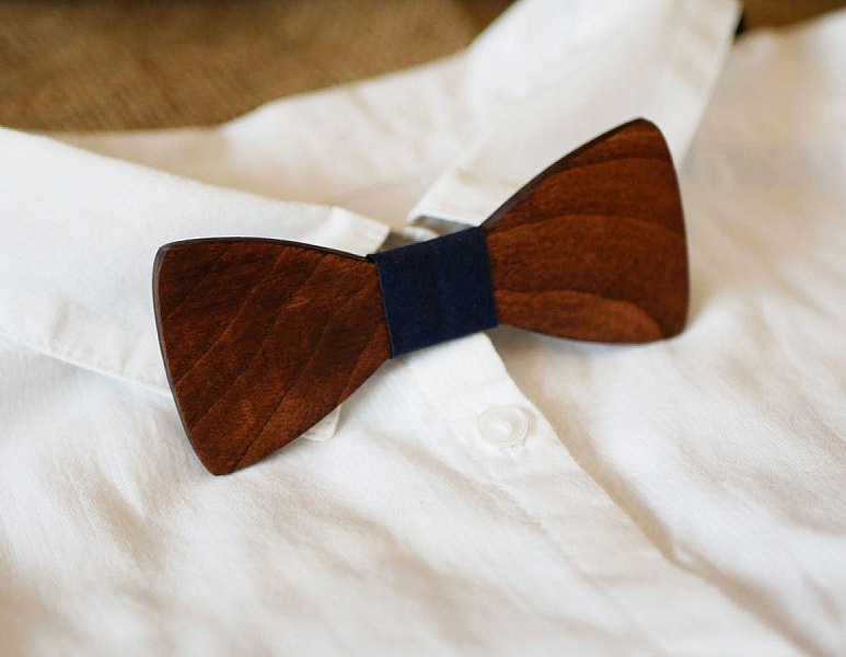 Noeud papillon enfant en bois noyer personnalisable sur chemise blanche.