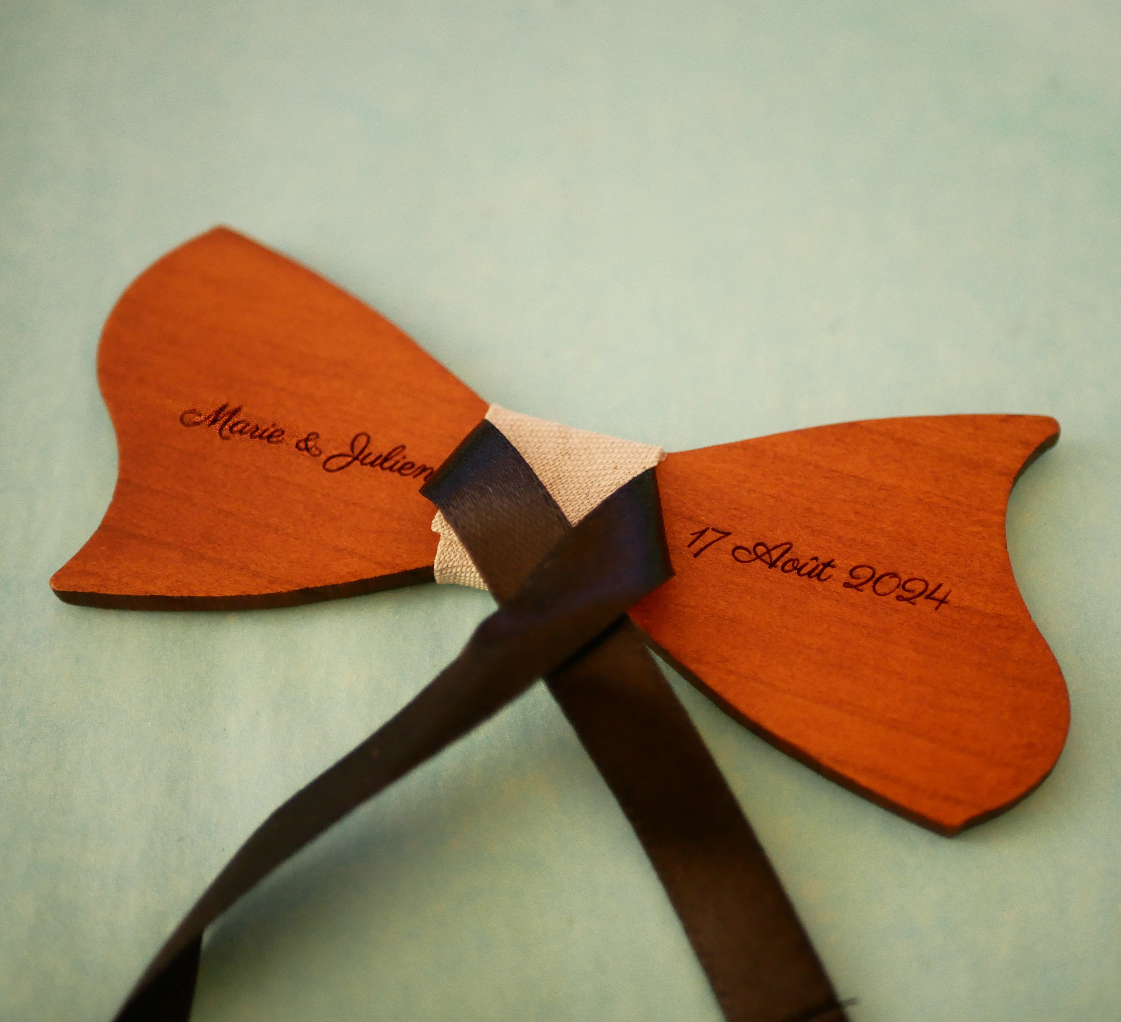 Papillon asimmetrico in legno di ciliegio da personalizzare Made in France