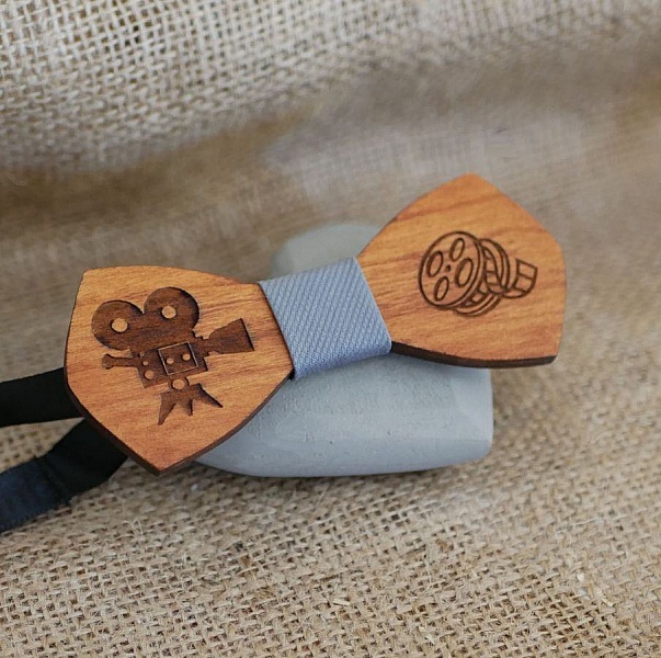 Noeud papillon en bois gravé sur le thème du cinéma.