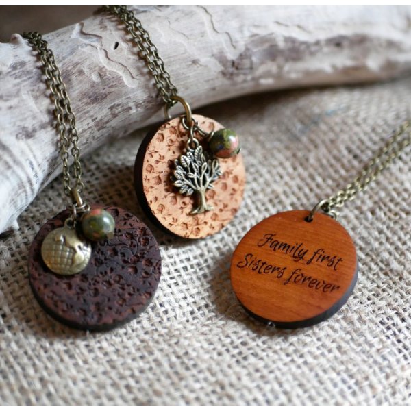 Ciondolo in legno inciso con ciondoli da personalizzare