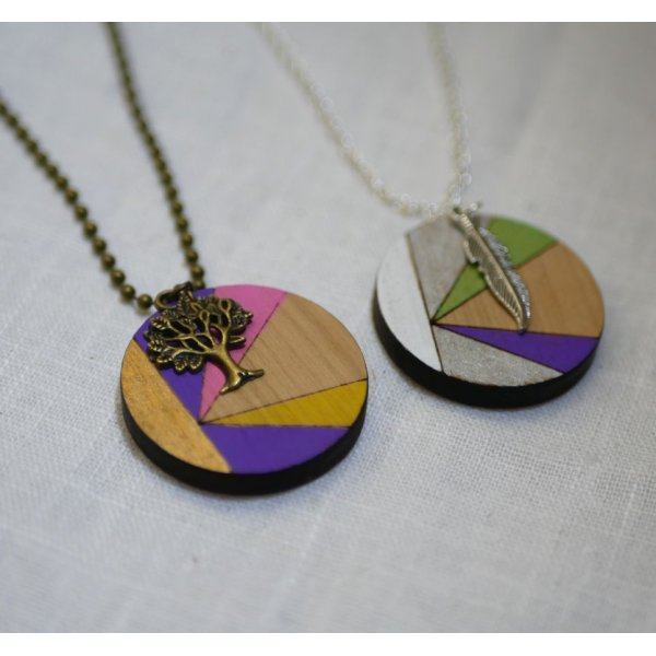 Ciondolo in legno dipinto a colori su catena d'argento da personalizzare