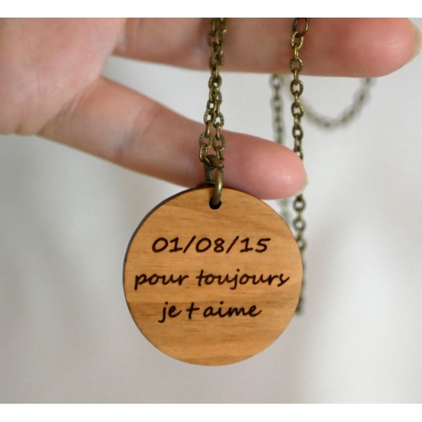 Ciondolo in legno dipinto a colori su catena d'argento da personalizzare