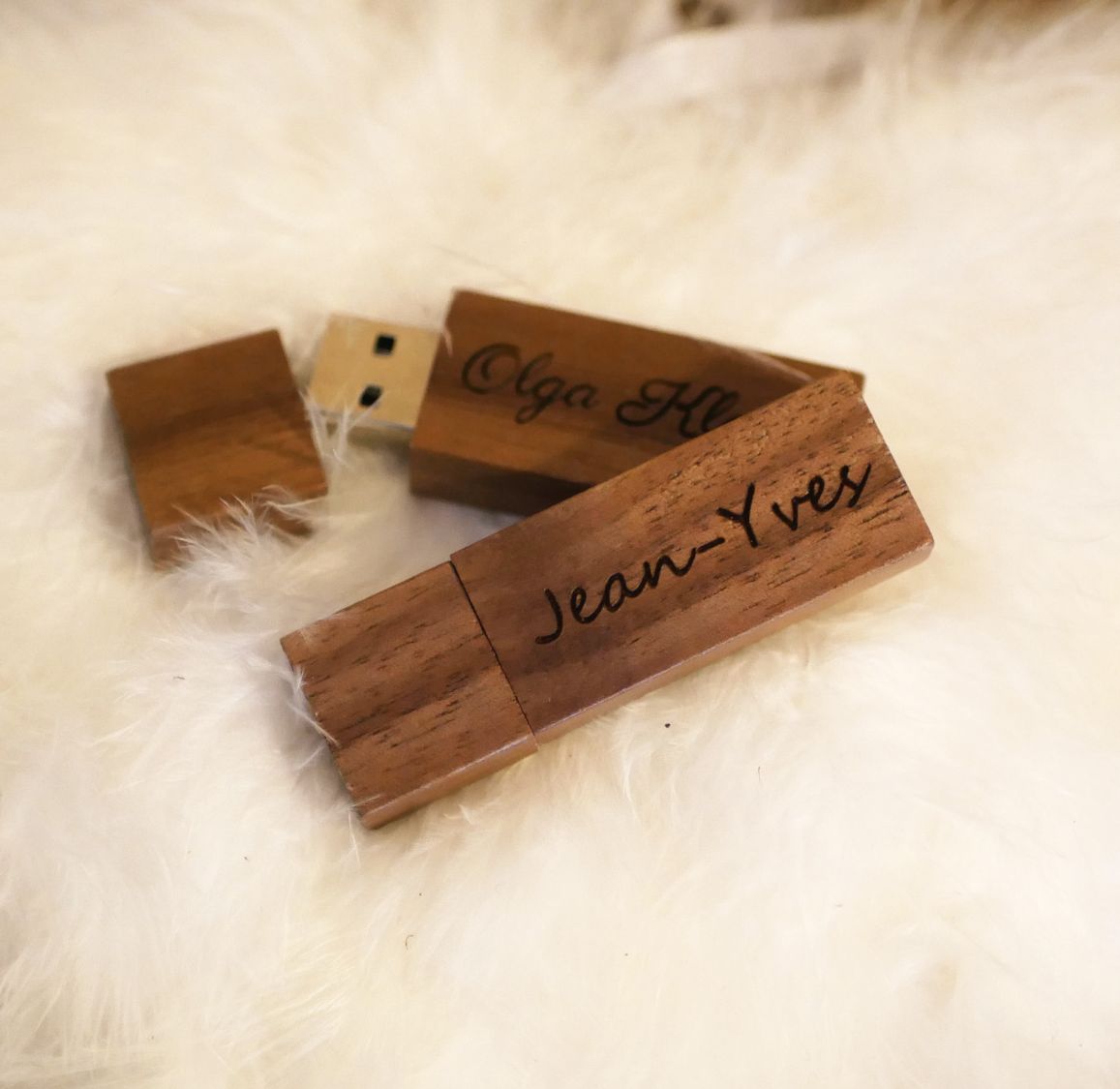 Piccola chiave USB in legno di noce inciso da personalizzare