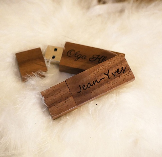 Clé USB en bois de noyer personnalisée avec gravure.