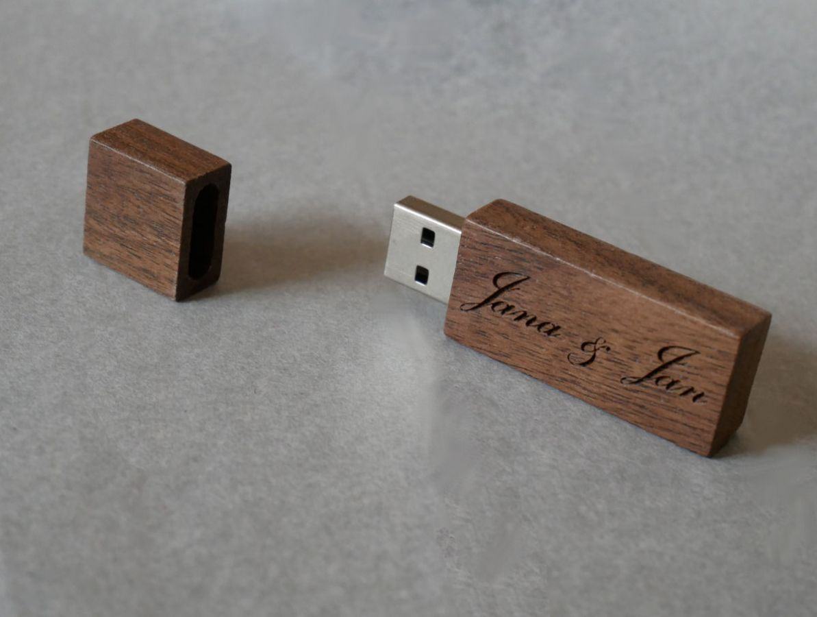 Piccola chiave USB in legno di noce inciso da personalizzare