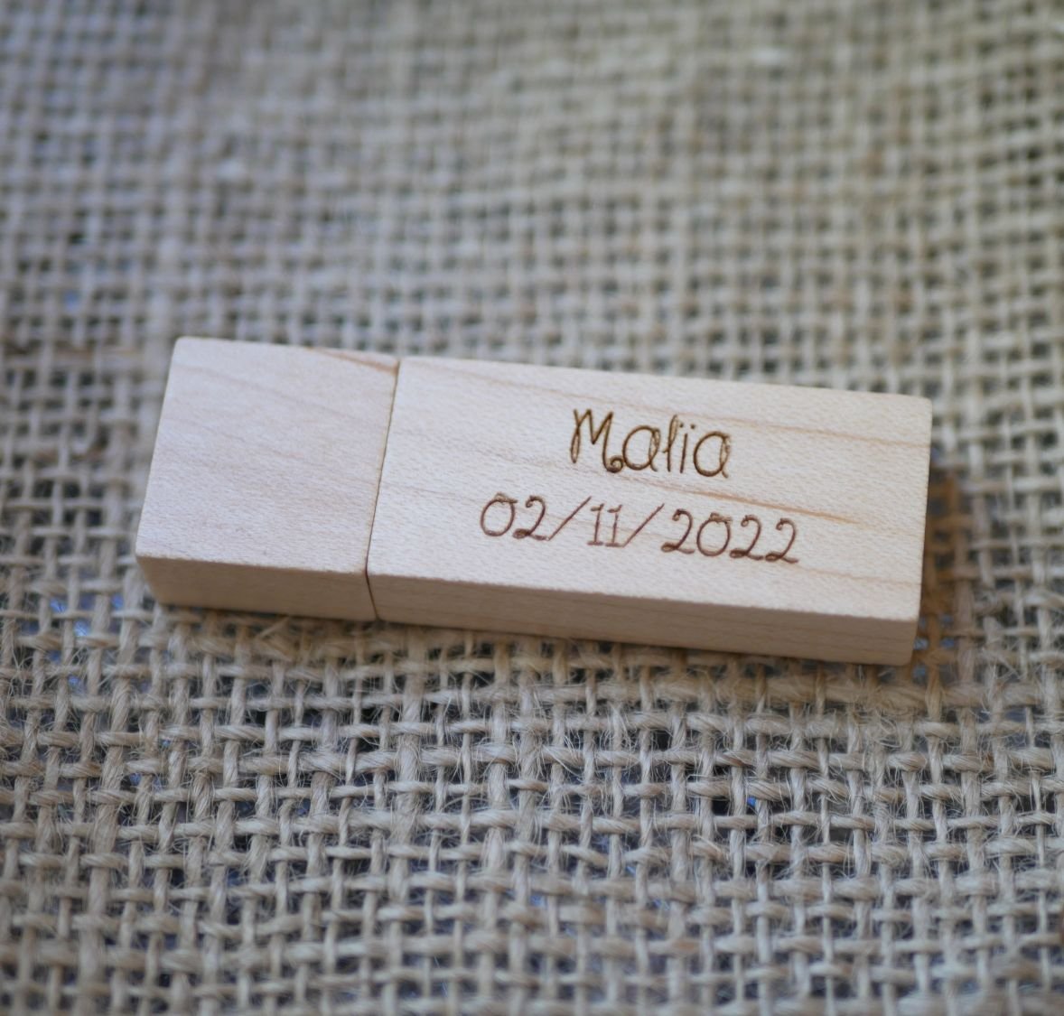 Chiave USB piccola in legno chiaro inciso da personalizzare 32Gb 2.0