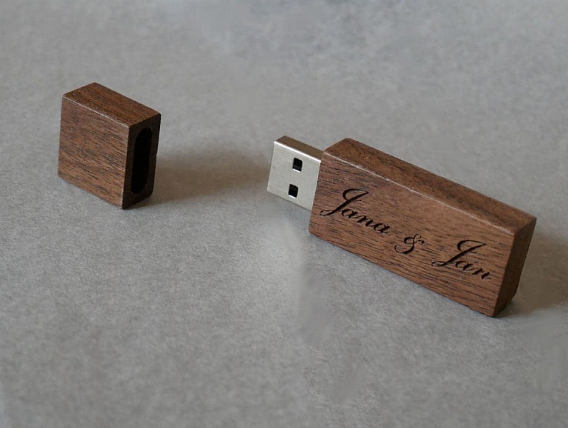 Clé USB en bois de noyer personnalisée avec gravure.