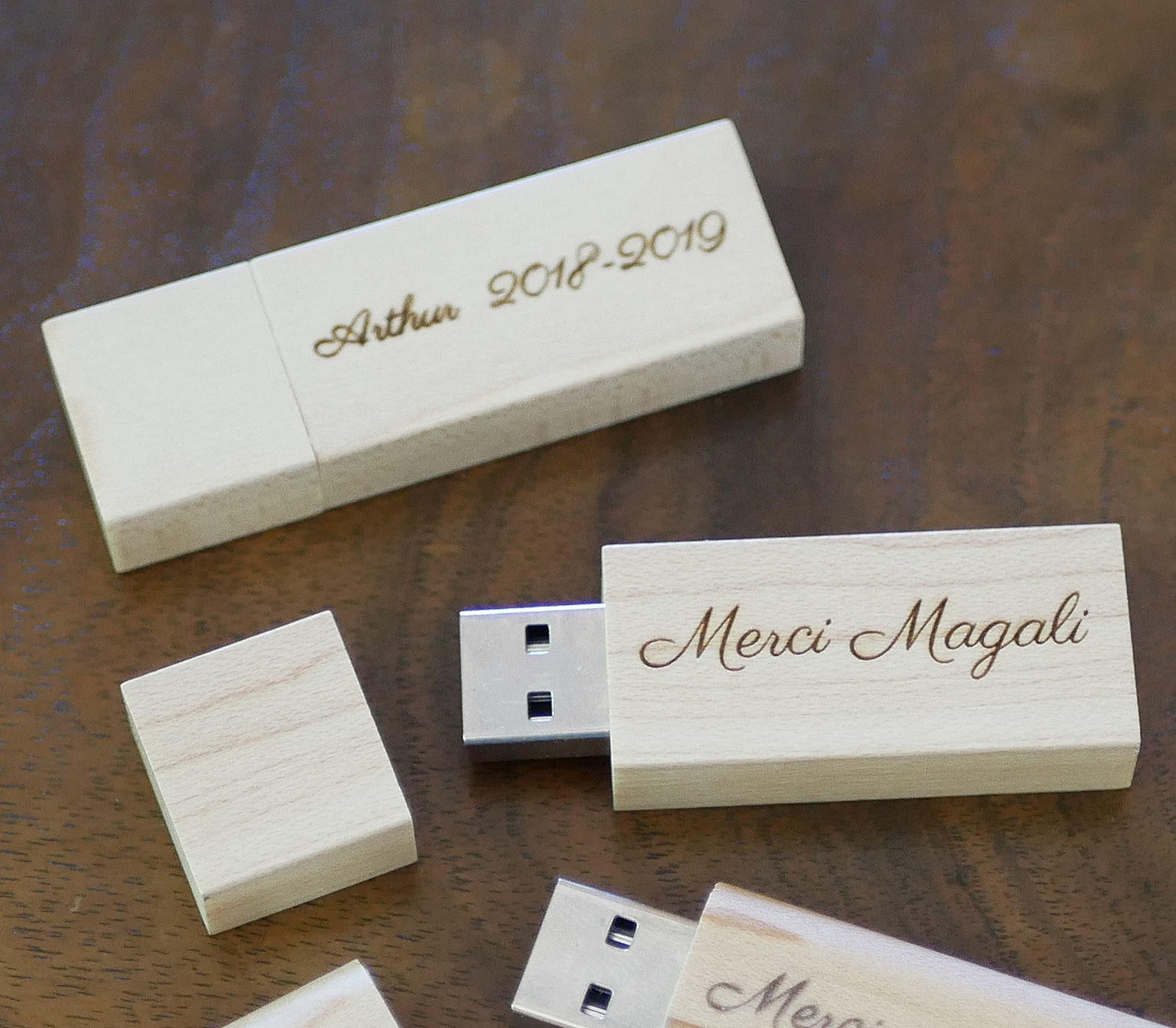 Chiave USB piccola in legno chiaro inciso da personalizzare 32Gb 2.0