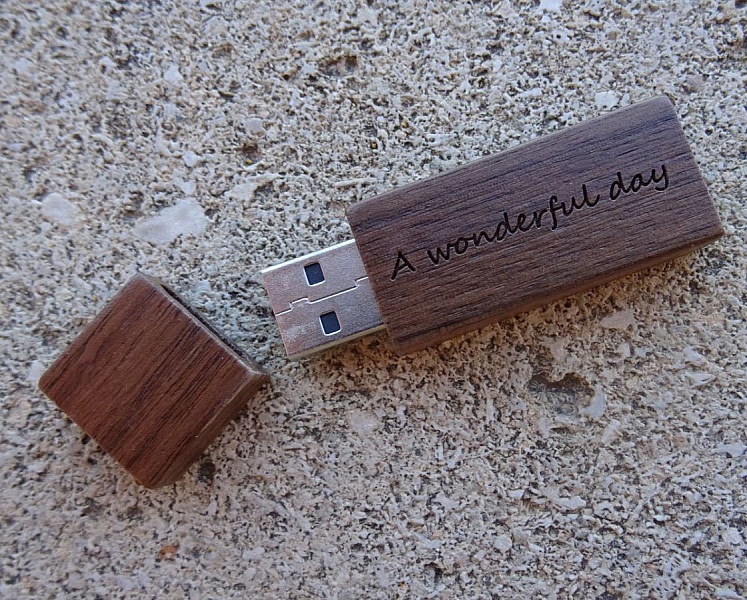 Clé USB personnalisée en bois de noyer gravé.