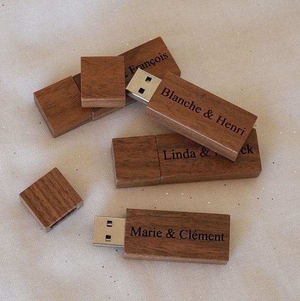 Clés USB en bois de noyer personnalisées avec gravure.
