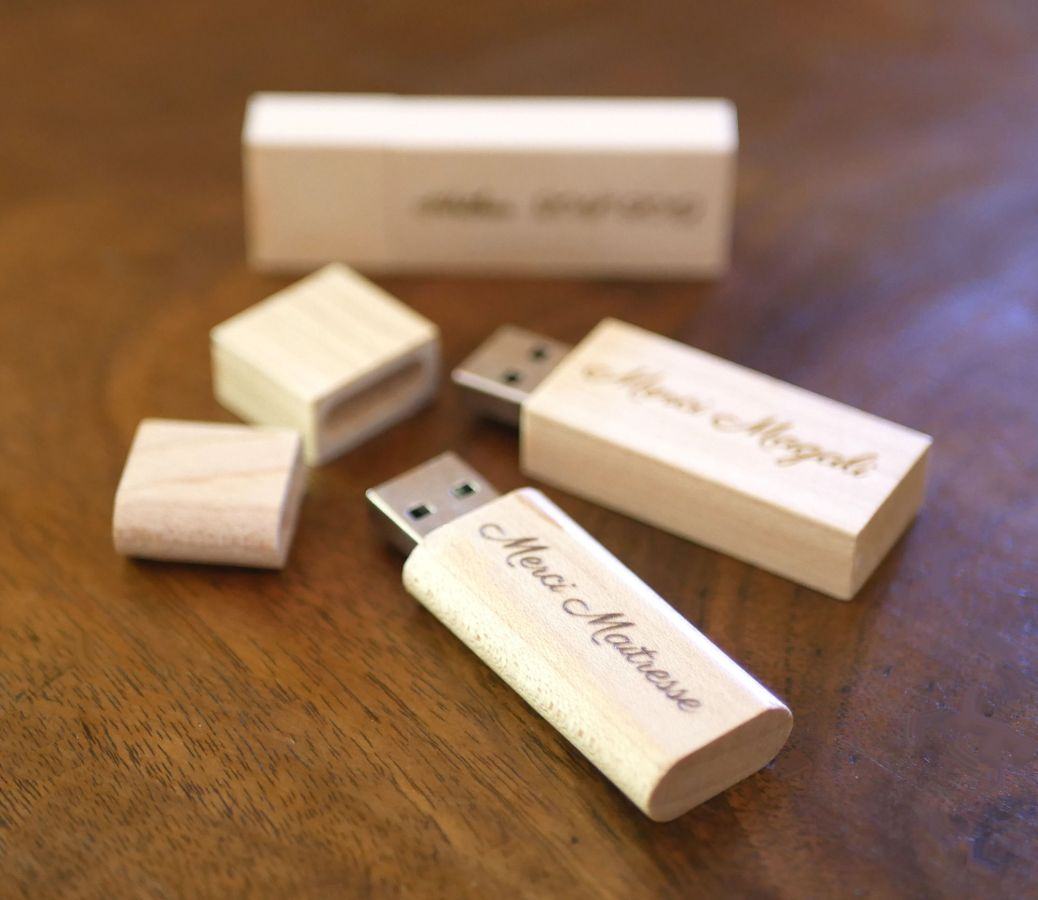 Chiave USB piccola in legno chiaro inciso da personalizzare 32Gb 2.0