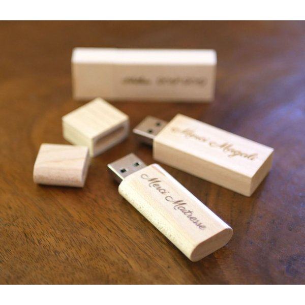Piccola chiavetta USB da 16 GB in legno trasparente da personalizzare per un regalo unico