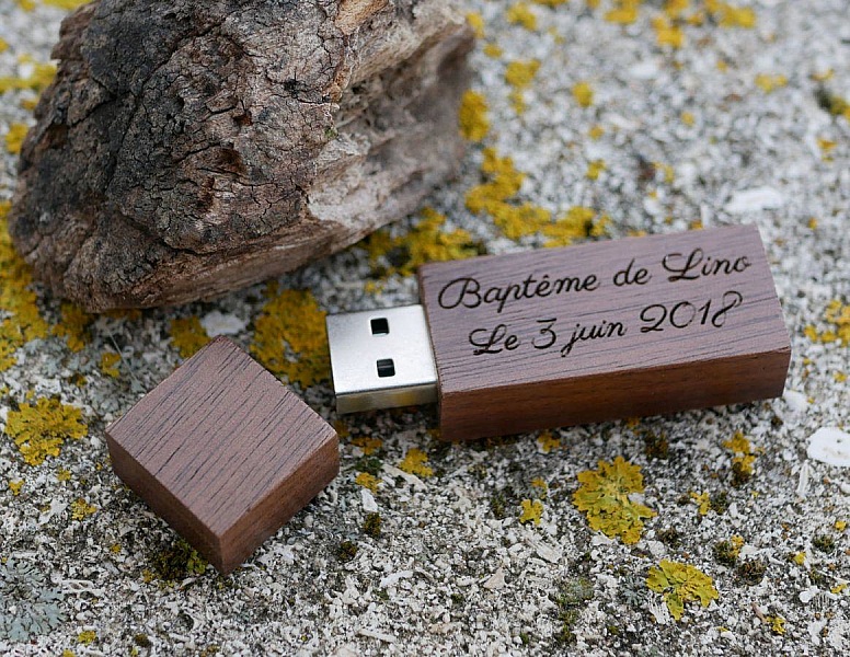 Clé USB en bois de noyer personnalisée avec gravure.