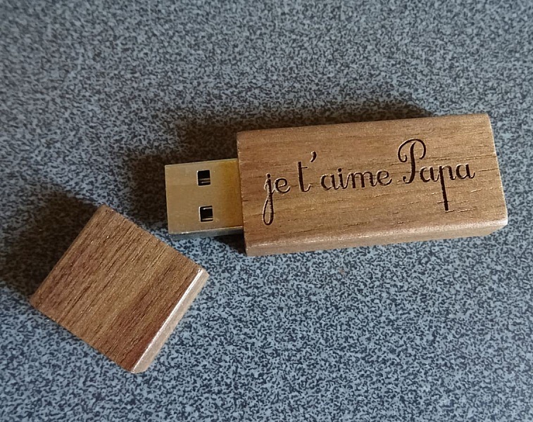 Clé USB en bois de noyer personnalisée gravée Je t'aime Papa.