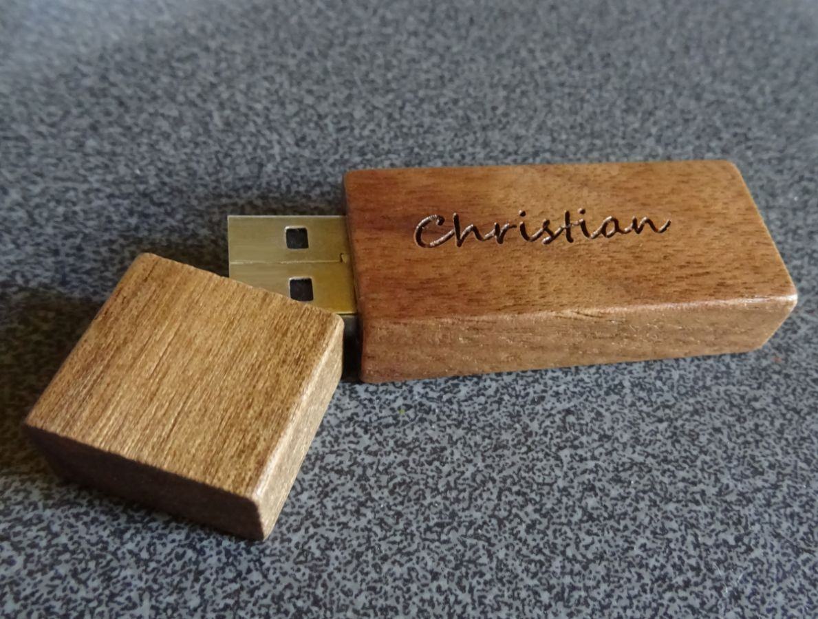 Piccola chiave USB in legno di noce inciso da personalizzare