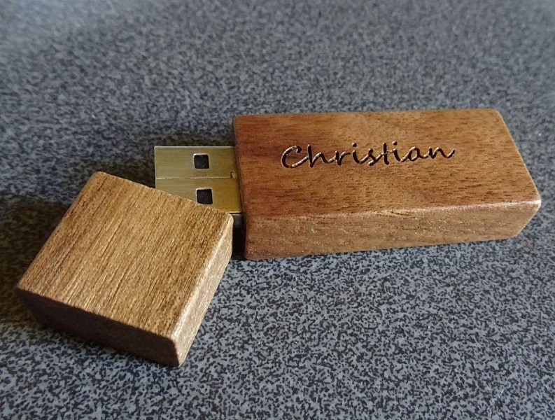 Clé USB en bois de noyer personnalisée avec prénom gravé.