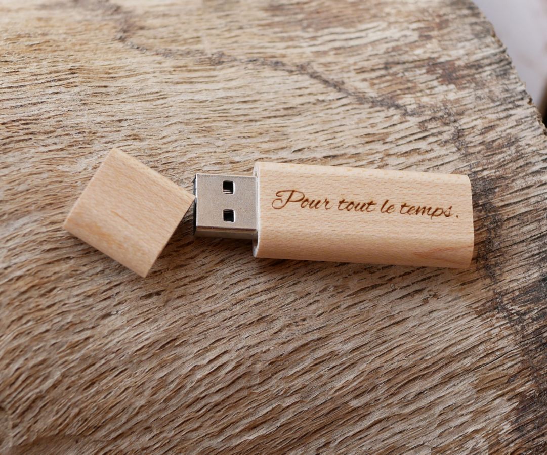 Piccola chiave USB in legno incisa da personalizzare