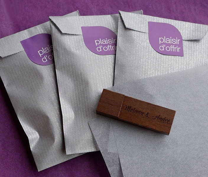 Clé USB en bois noyer personnalisée avec emballage cadeau.