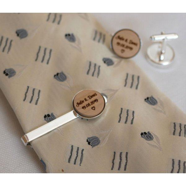 Fermacravatte con cabochon in legno personalizzato mediante incisione