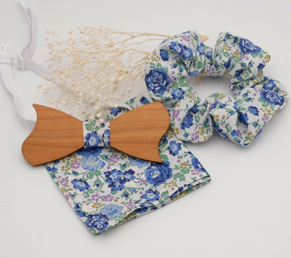 Astuccio Liberty Blue + scrunchie + papillon in legno