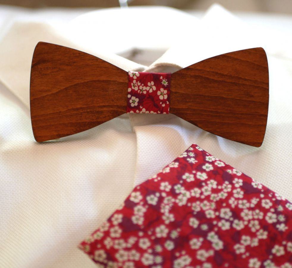 Papillon in legno e tasca del vestito in rosso Liberty 