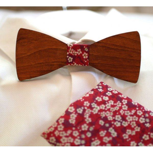 Papillon in legno e tasca del vestito in rosso Liberty 