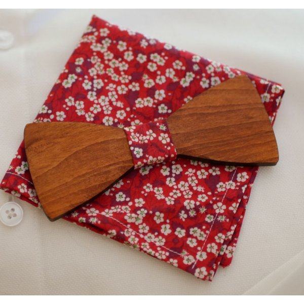 Papillon in legno e tasca del vestito in rosso Liberty 