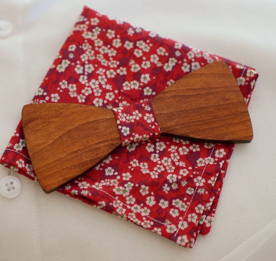 Papillon in legno e tasca del vestito in rosso Liberty 