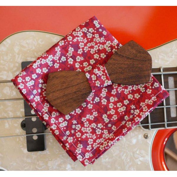 Papillon in legno e tasca del vestito in rosso Liberty 