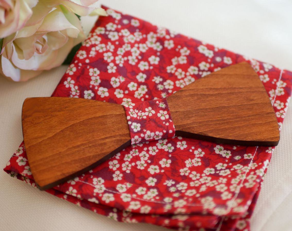 Papillon in legno e tasca del vestito in rosso Liberty 