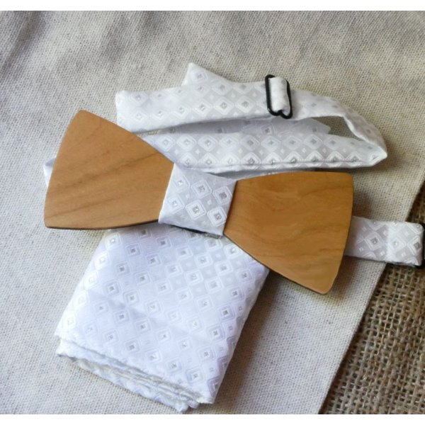 Astuccio in raso bianco e papillon in legno a scelta