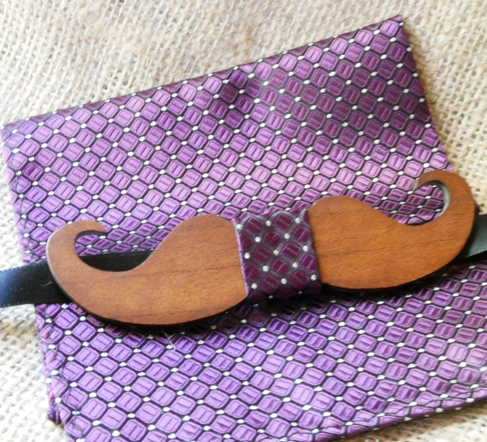 Astuccio in raso viola e papillon in legno a scelta