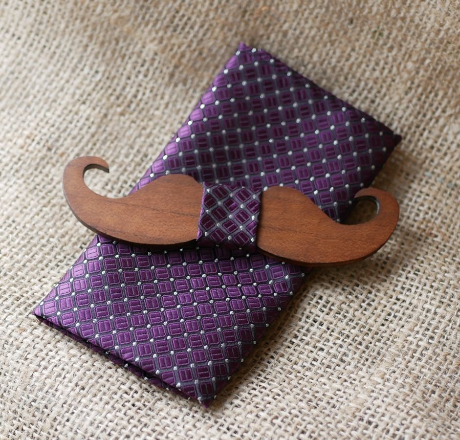 Astuccio in raso viola e papillon in legno a scelta