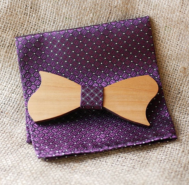 Nœud papillon en bois et pochette satinée violette.