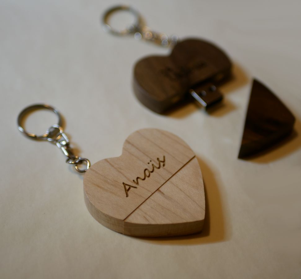 Chiavetta USB con cuore in legno inciso da personalizzare 128 GB