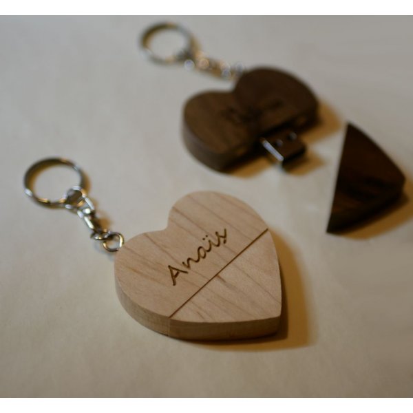 Chiavetta USB con cuore in legno inciso da personalizzare 128 GB