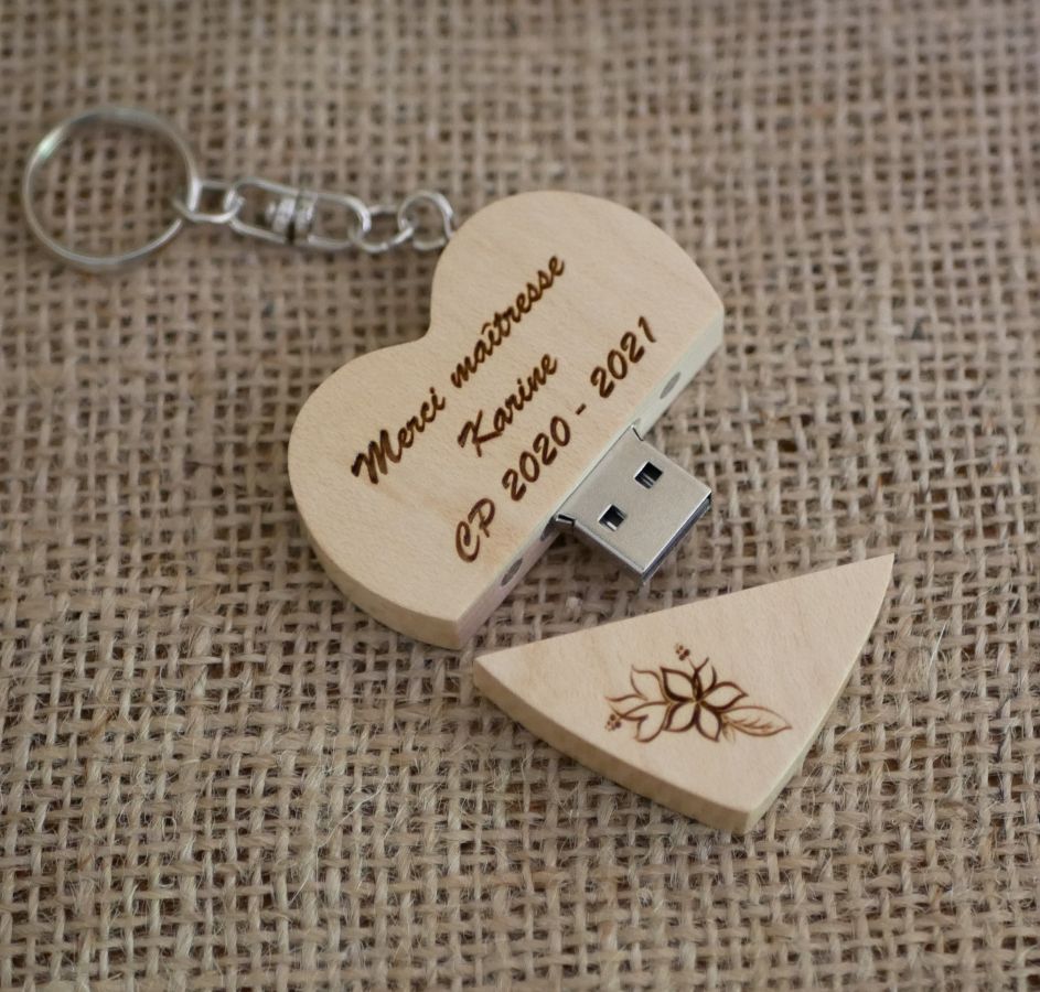 Portachiavi USB con cuore in legno inciso da personalizzare