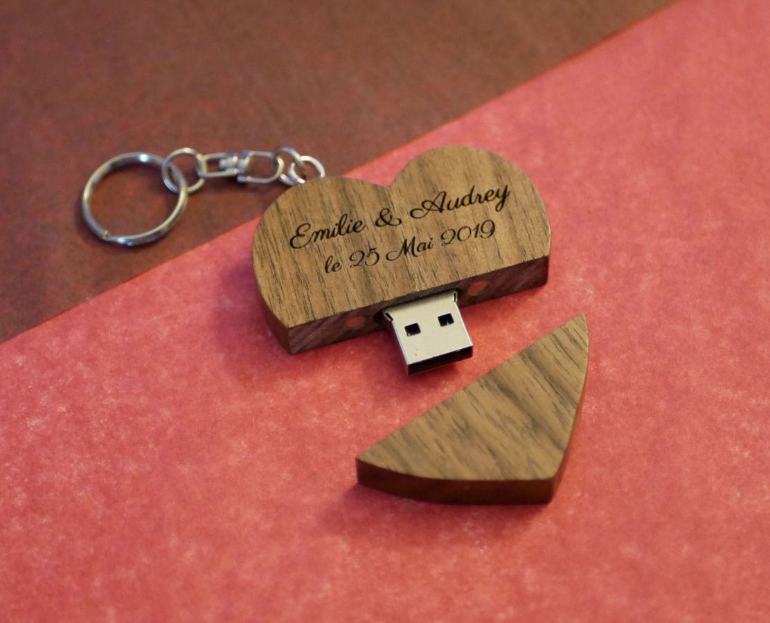 Portachiavi USB a forma di cuore in legno scuro da personalizzare con un'incisione