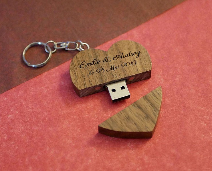 Clé USB en bois personnalisée en forme de cœur.