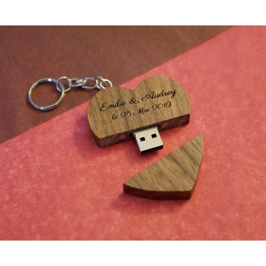 Portachiavi USB a forma di cuore in legno scuro da personalizzare con un'incisione