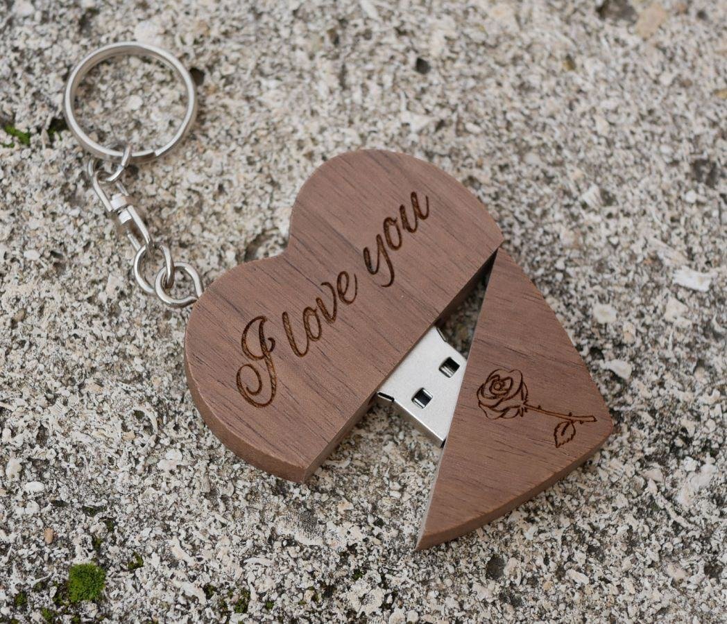 Portachiavi USB a forma di cuore in legno scuro da personalizzare con un'incisione