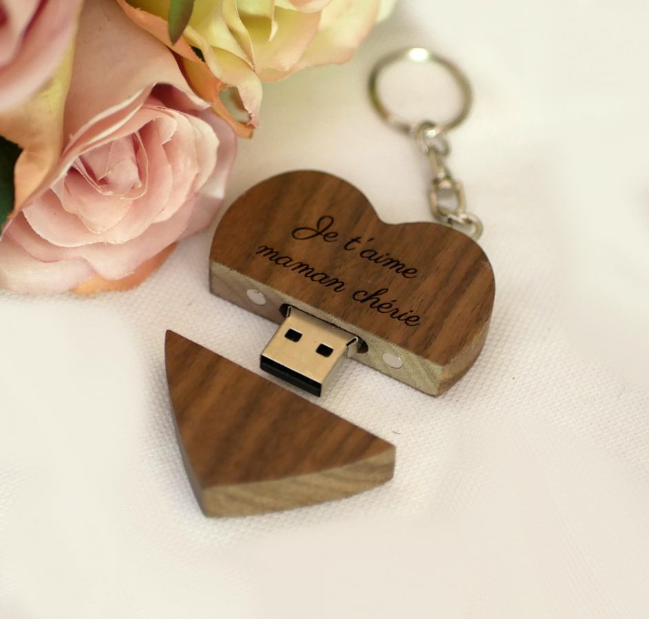 Portachiavi USB a forma di cuore in legno scuro da personalizzare con un'incisione