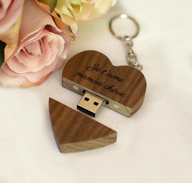 Clé USB en bois personnalisée en forme de cœur.