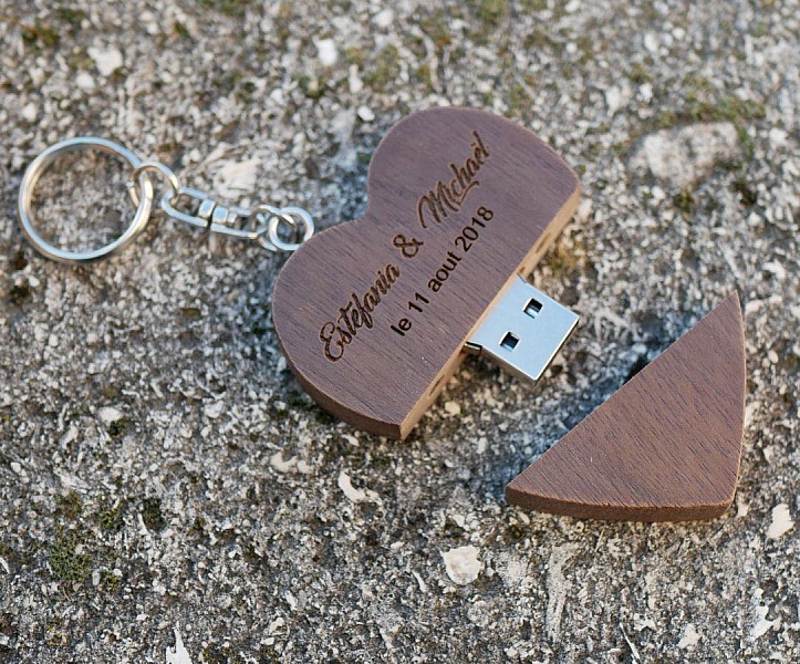 Clé USB personnalisée en bois en forme de cœur gravé.